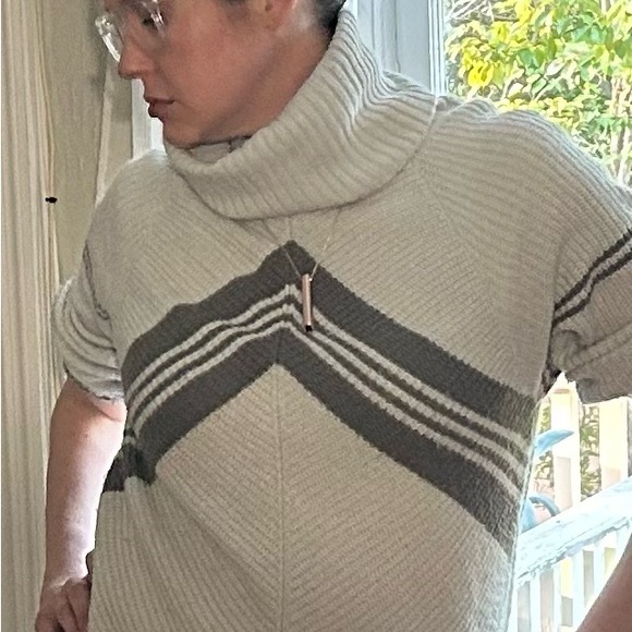 Cool sweater my boyfriend found. I like the vibe, but it’s too hot for south. - Picture 4 of 5